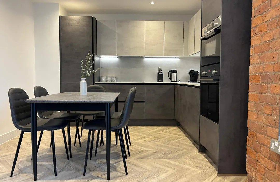 Manchester Apt, Free Parking, Business, Couples & Families-1