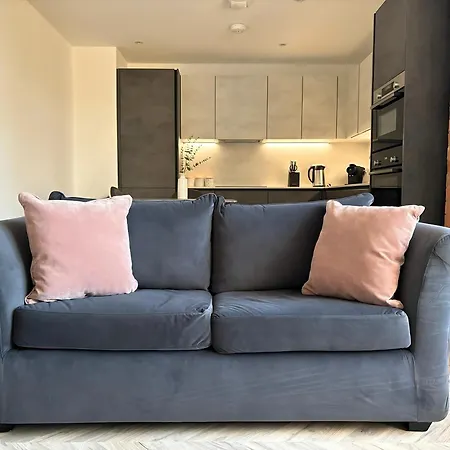 Manchester Apt, Free Parking, Business, Couples & Families-3