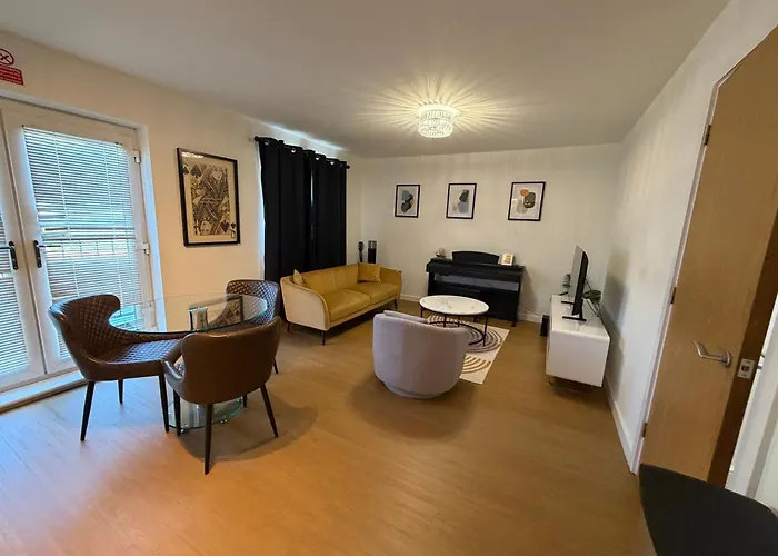 Centrally Located Modern 2 Bedroom Apartment, Minutes Walk To Ao Arena